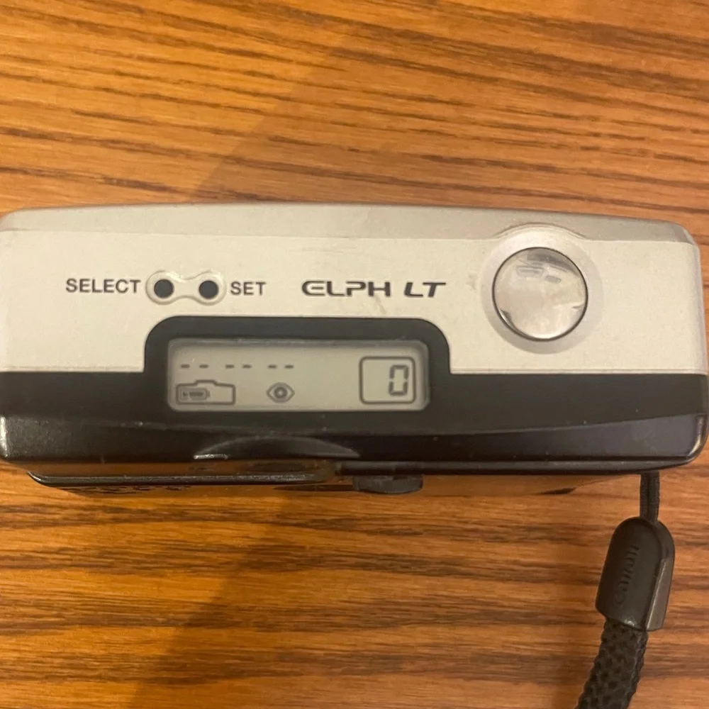 Canon ELPH LT 260 in Metallic Silver